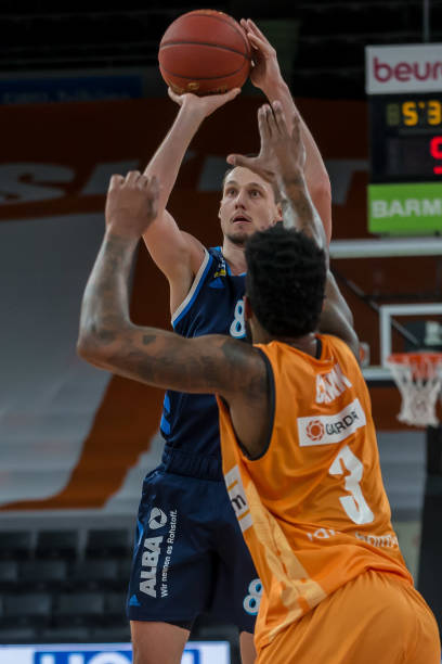 同时通过在 同时通过在